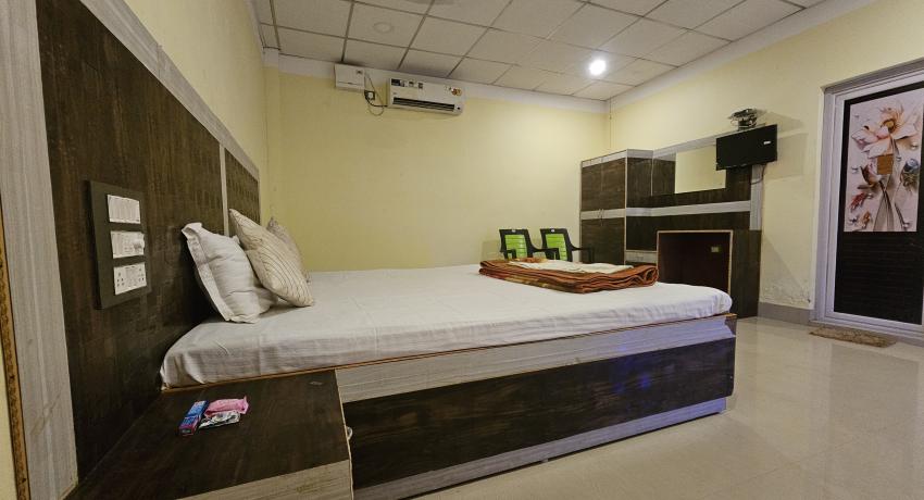 Single King Size Bed AC Room